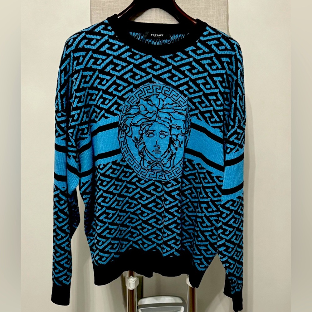 Versace Signature Sweater – Bold Luxury, Timeless Appeal